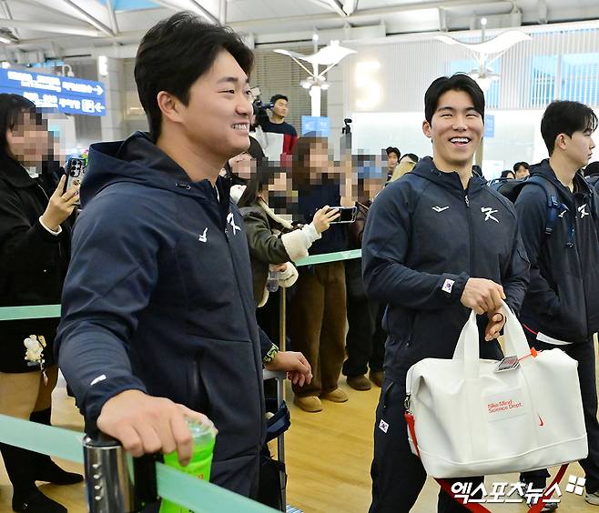 한국 야구 대표팀이 2026 WBC(월드베이스볼클래식) 대비 1차 캠프를 위해 9일 오전 인천국제공항을 통해 사이판으로 출국했다.  출국장으로 향하는 고우석-김혜성. 인천공항, 김한준 기자