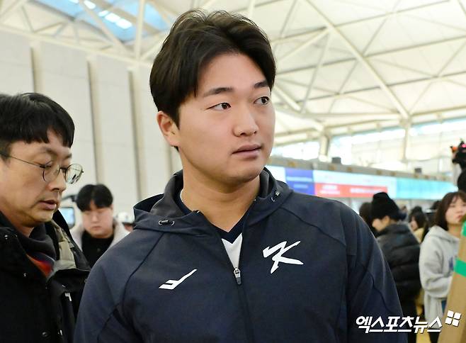 한국 야구 대표팀이 2026 WBC(월드베이스볼클래식) 대비 1차 캠프를 위해 9일 오전 인천국제공항을 통해 사이판으로 출국했다.  고우석이 인터뷰 장소로 이동하고 있다. 인천공항, 김한준 기자