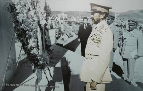 춘천 찾아온 하일레 셀라시에 황제 1968년 방한한 에티오피아의 하일레 셀라시에 황제가 강원도 춘천의 에티오피아 참전 기념탑에 헌화하고 있다. 
[월드투게더 제공, 재판매 및 DB 금지]