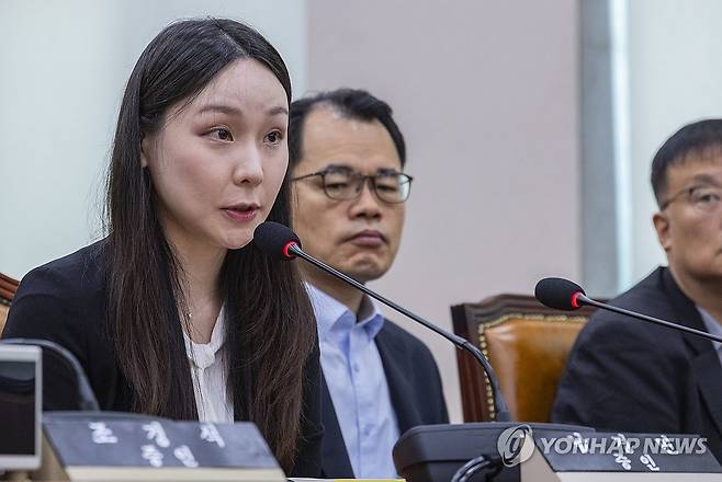 검찰 관봉권 띠지 유실 사건 관련 질의에 답하는 남경민 수사관 (서울=연합뉴스) 황광모 기자 = 5일 국회에서 열린 법제사법위원회 법안심사1소위원회에서 열린 검찰 개혁 입법청문회에서 서울 남부지검에서 건진 전성배씨 관련한 수사에서 압수수색 됐던 '관봉권'을 관리했던 남경민 수사관이 질의에 답하고 있다. 2025.9.5 hkmpooh@yna.co.kr