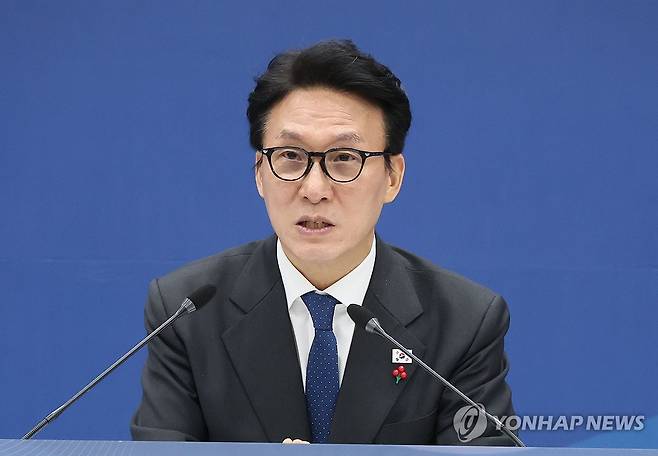 발언하는 김민석 국무총리 (서울=연합뉴스) 이정훈 기자 = 김민석 국무총리가 9일 서울 은평구 한국행정연구원에서 열린 경제인문사회연구회 업무보고에서 발언하고 있다. 2026.1.9 uwg806@yna.co.kr