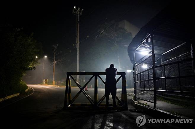 베네수엘라 카라카스의 '엘 로데오' 교도소 앞에서 수감자 석방을 기다리는 남성 [로이터=연합뉴스. 재판매 및 DB 금지]
