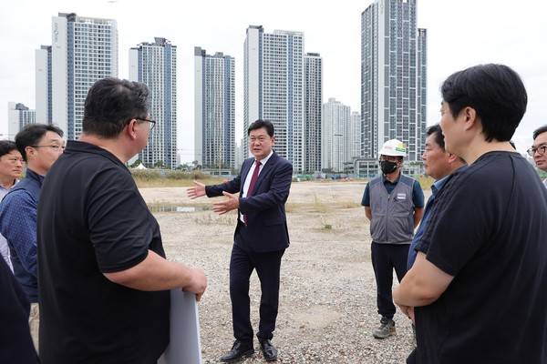 이영훈&nbsp;미추홀구청장이 학익역(가칭)&nbsp;신설&nbsp;사업&nbsp;현장을&nbsp;방문해&nbsp;공사&nbsp;진행&nbsp;상황을&nbsp;점검하고 있다. 2025.10.15 [사진=미추홀구]