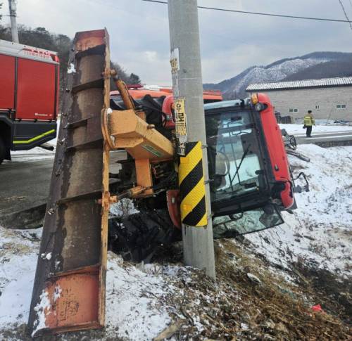 ◇10일 오후 2시50분께 횡성군 안흥면 소사리 마을회관 인근에서 눈을 치우던 트랙터가 밭으로 넘어지면서 운전하던 주민 A(59)씨가 깔렸다. 사진=강원도소방본부 제공