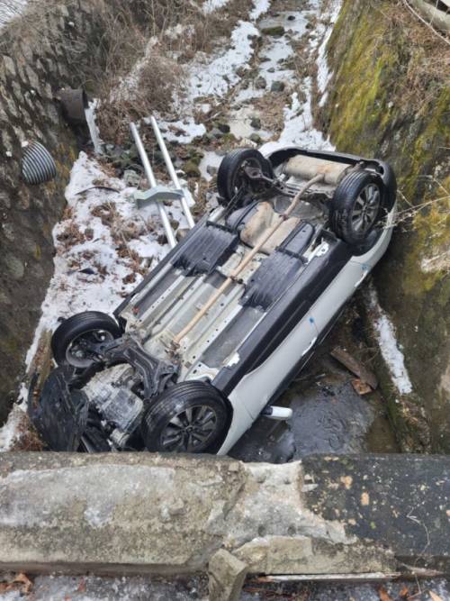 ◇10일 낮 12시34분께 철원군 동송읍에서는 투싼 승용차가 빙판길 다리 밑 3m 아래 추락하면서 운전자 B(64)씨가 머리와 무릎 등을 다쳤다. 사진=강원도소방본부 제공