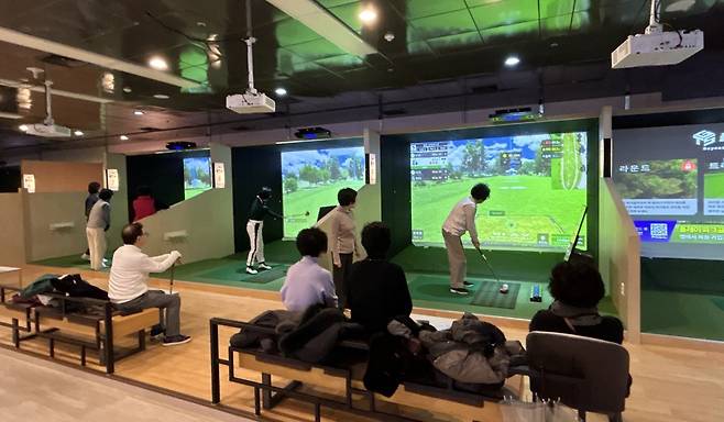 10일 오후 대구도시철도 2호선 용산역 복합테마파크 내 조인&플레이 파크골프 이용객들 모습.