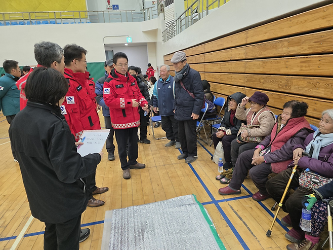 ▲ 이철우 경복도 지사가 10일 의성군 의성읍 체육관 대피소를 찾아 산불로 대피한 주민들에게 현장 진화 상황을 설명하며 곧 불길이 잡힐 것이라고 안내하고 있다. 김동현 기자 jhass80@kyongbuk.com