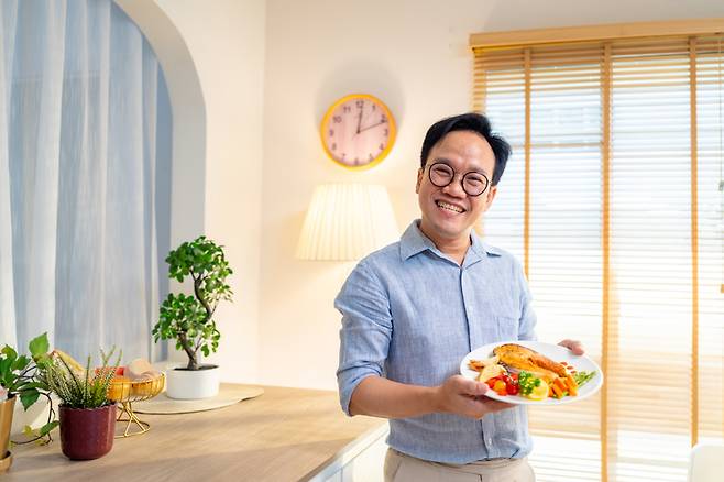 운동을 병행한다면 근육량 유지를 위해 닭가슴살, 생선 등 고단백 저지방 식단을 챙겨야 한다. 사진= 게티이미지뱅크