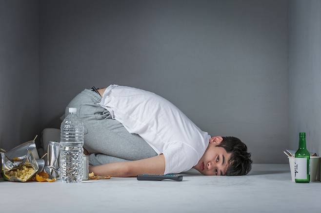 '집돌이, 집순이' 모두 성격이 나빠지는 것은 아니지만, 몸과 뇌의 기능이 떨어져 성격에도 부정적 변화가 나타날 수 있다. 사진= 게티이미지뱅크