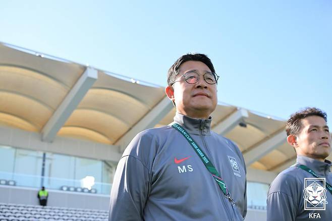 7일 사우디아라비아 리야드 알샤바브 클럽 스타디움에서 열린 아시아축구연맹(AFC) 23세 이하(U-23) 아시안컵 대한민국과 이란의 경기, 대한민국 이민성 감독이 그라운드를 응시하고 있다. (대한축구협회 제공, 재판매 및 DB 금지) 2026.1.7/뉴스1 ⓒ News1 김진환 기자