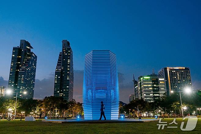 경기 안양 평촌중앙공원에 설치돼 있는 '스모그 프리 타워'(안양문화예술재단 공공예술프로젝트 제공) ⓒ 뉴스1
