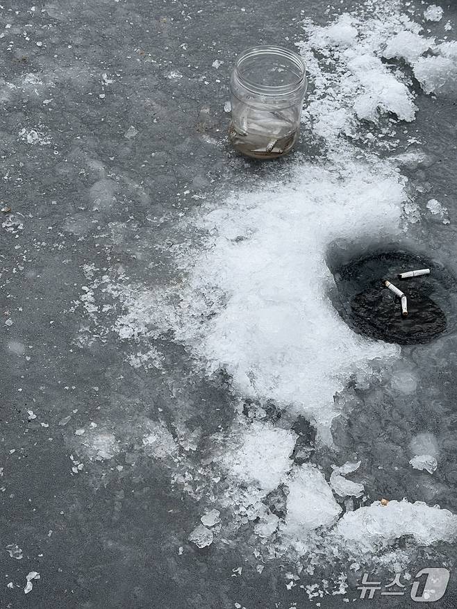 지난 9일 강원 춘천 사북면 지촌리 꽁꽁 언 하천에서 누군가 피고 남기고간 담배꽁초가 방치돼 있다.2026.1.9 한귀섭 기자