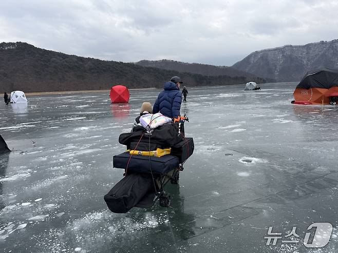 지난 9일 강원 춘천 사북면 지촌리 하천에서  한 시민이 낚시 장비 등을 실은 수레를 끌고 이동하고 있다.2026.1.9 한귀섭 기자