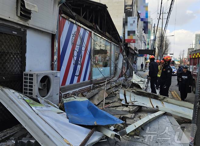 10일 오후 2시 21분께 경기 의정부시 호원동 한 거리에서 행인이 간판에 깔려 숨지는 사고가 발생했다. 당시 의정부 지역은 강풍주의보가 발효된 상태였다.(독자 제공. 재판매 및 DB 금지) 2026.1.10/뉴스1 ⓒ News1 양희문 기자