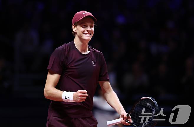 얀니크 신네르가 10일 오후 인천 중구 인스파이어 아레나에서 열린 '현대카드 슈퍼매치 14'에서 카를로스 알카라스와 경기에서 득점 후 미소를 보이고 있다. 2026.1.10/뉴스1 ⓒ News1 김민지 기자