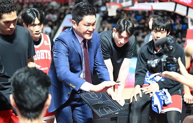 서울 SK 전희철 감독. 사진 | KBL