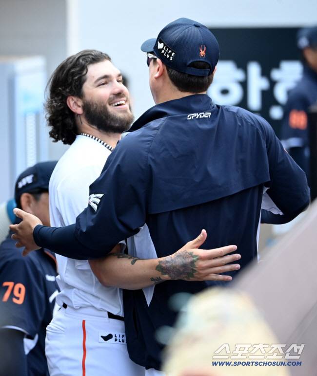 류현진과 포옹하는 폰세. 스포츠조선DB