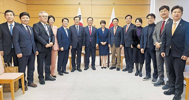 여야 의원들, 다카이치 日총리 예방  일본을 방문한 한일의원연맹 및 국회 외통위 소속 국회의원들이 9일 오후 도쿄 총리 관저에서 다카이치 사나에(가운데) 총리를 예방해 기념 촬영을 하고 있다. 왼쪽부터 이혁 주일 대사, 더불어민주당 홍기원·이재강 의원, 국민의힘 배현진·안철수 의원, 민주당 민홍철 의원, 국민의힘 소속인 주호영 국회 부의장, 다카이치 총리, 국민의힘 김석기 외통위원장과 송언석 원내대표, 민주당 이재정 의원, 국민의힘 이성권·우재준·진종오 의원./주호영 국회 부의장실