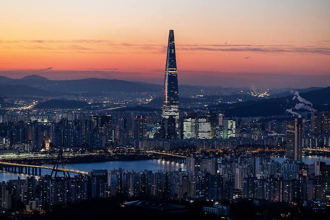 해가 뜰 무렵, 용마산 전망대에서 클로즈업해 본 잠실 일대의 풍경. / 양수열 영상미디어 기자