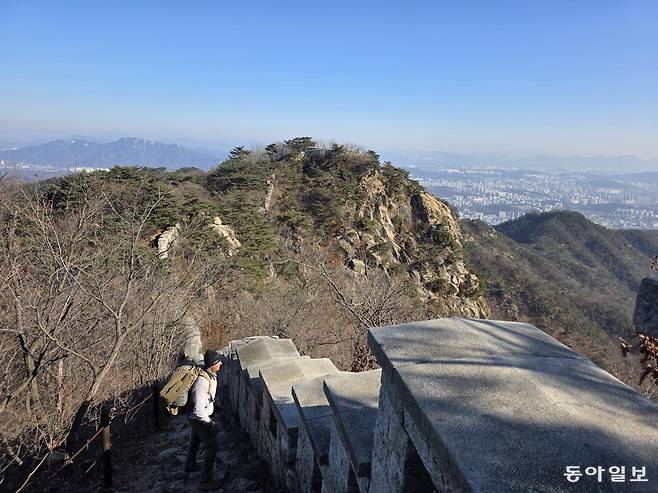 보국문 가는 성벽 앞 미국인 카를로스 씨