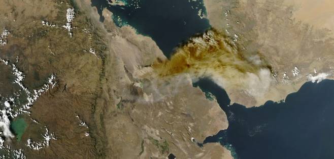 지난해 11월 23일&nbsp;폭발 당시 화산재가 퍼져나가는 모습을 담은 위성 사진. 중앙 부분이 화산재가 퍼져나간 범위이다. NASA Worldview 제공