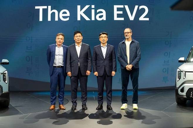 (왼쪽부터) 수드니핑 기아 유럽 COO, 장수항 기아 유럽권역본부장 전무, 송호성 기아 사장, 카림 하비브 기아글로벌디자인담당 부사장.