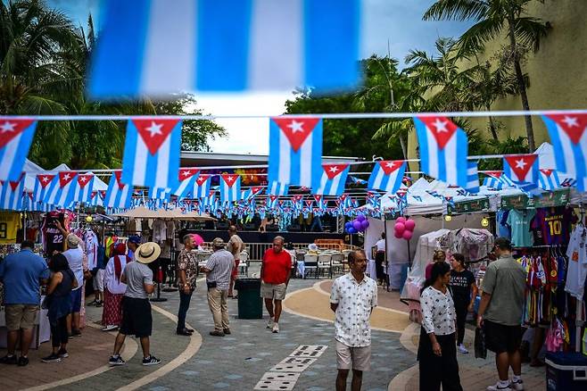 지난해 8월 29일(현지시간) 미국 플로리다주 마이애미의 리틀 하바나 지역에서 방문객들이 거리를 둘러보고 있다. 사진=AFP연합