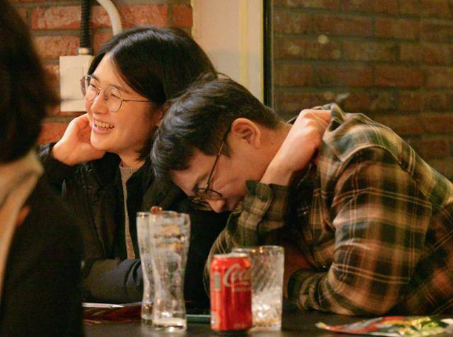 같은 날 공연을 보며 부부 관객이 웃고 있다. 최주연 기자