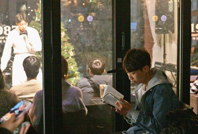 같은 날 메타코미디 작가이자 스탠드업 코미디언인 장현우씨가 자신의 순서를 기다리며 '농담노트'를 보고 있다. 최주연 기자