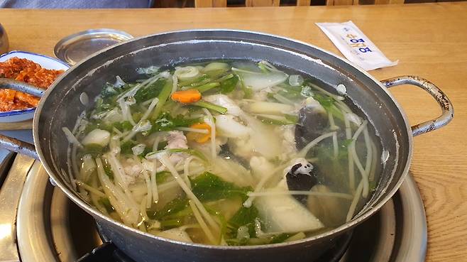 추운 날 몸을 따뜻하게 해주는 복어 맑은탕. 미나리를 잔뜩 넣은 복어탕은 해장용으로 그만이다.