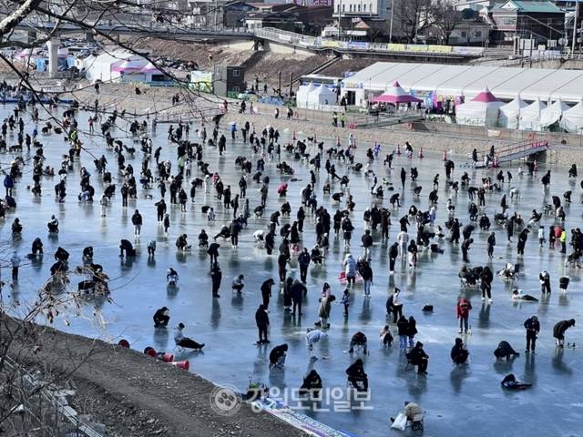 ▲ 제14회 홍천강 꽁꽁축제 얼음 낚시터의 모습. 박지윤 기자