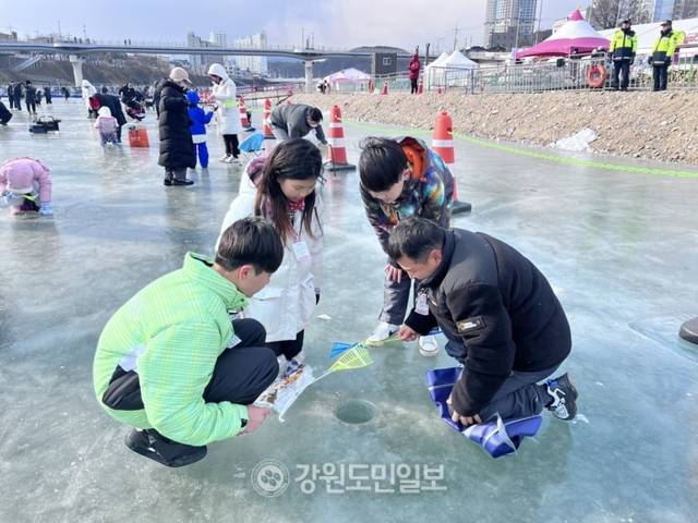 ▲ 친척들이 함께 모여 얼음 낚시터에서 낚시를 즐기고 있다. 박지윤 기자