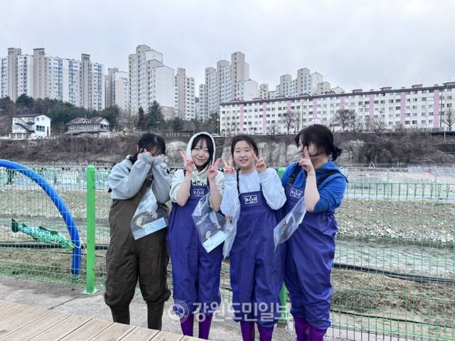 ▲ 조슬기, 고채영, 조하선, 전아영 학생들이 맨손 인삼 송어잡기 행사 시작을 기다리고 있다. 박지윤 기자