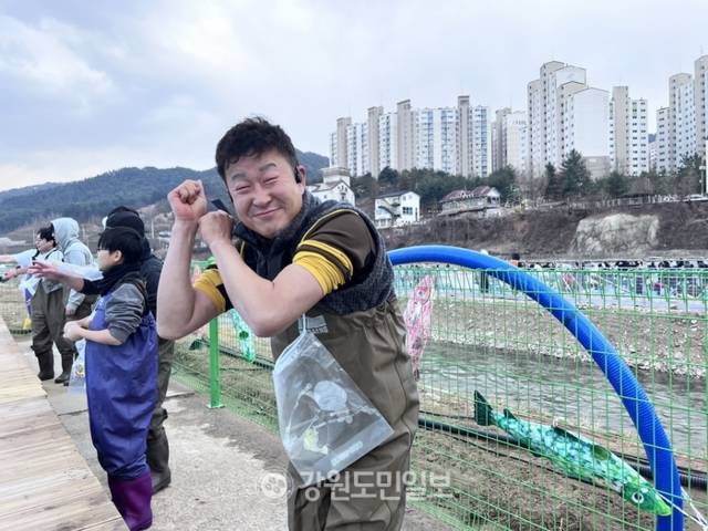 ▲ 맨손 인삼 송어잡기 시작 전 준비 운동을 하고 있는 참가자의 모습. 박지윤 기자