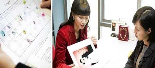 2008년 정 씨가 결혼 일정과 결혼 사진을 보며 고객과 상담하고 있다. 캘린더(왼쪽)에는 그가 결혼 날짜와 준비 일정을 수기로 기록하는 등 예식 준비 전반을 직접 챙겼다.