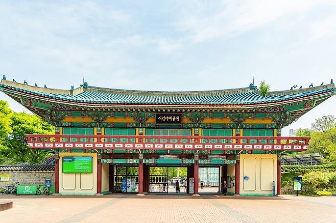 Seoul Children’s Grand Park in Gwangjin-gu features open green spaces and facilities for families and children. This park ranked third in online mentions. (Seoul City)