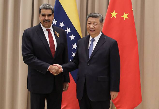 Venezuelan president Nicolas Maduro, left, shakes hands with Chinese President Xi Jinping during a meeting in Moscow on May 9, 2025. [AFP/YONHAP]