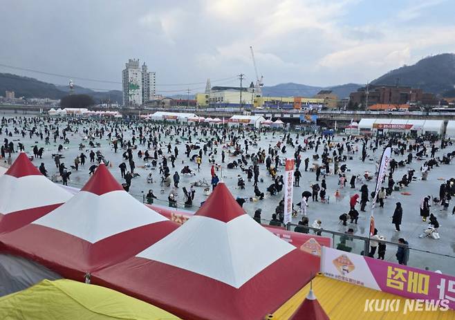강원 화천산천어축제 개막 첫날인 10일 이른 아침부터 수많은 인파가 몰려 인산인해를 이루고 있다.