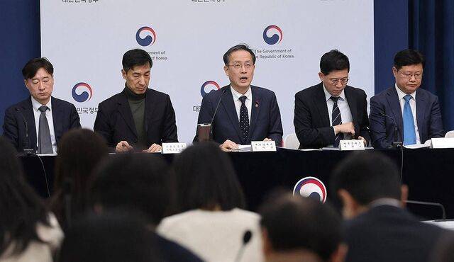 이형일 재정경제부 1차관이 정부세종청사 브리핑룸에서 올해 경제성장전략에 대해 설명하고 있다. 연합뉴스