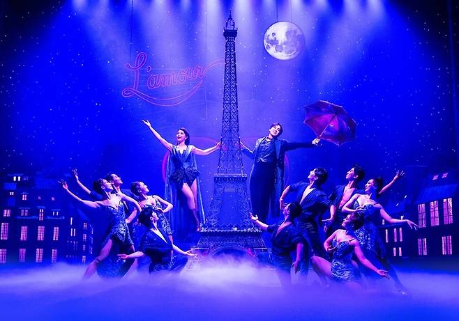 뮤지컬 ‘물랑루즈!’의 한 장면. 파리의 에펠탑이 등장하는 장면은 공연의 하이라이트 중 하나다. [CJ ENM]