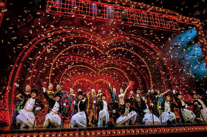 뮤지컬 ‘물랑루즈!’의 피날레 장면. 공연이 끝나면 모든 앙상블이 다시 한번 무대에 올라 함께 축제를 벌인다. [CJ ENM]