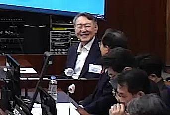 (서울=뉴스1) = 윤석열 전 대통령이 9일 서울 서초구 서울중앙지방법원에서 열린 내란 우두머리 혐의 1심 결심 공판에서 미소를 짓고 있다. (서울중앙지방법원 제공 영상 캡쳐. 재판매 및 DB 금지) 2026.1.9/뉴스1