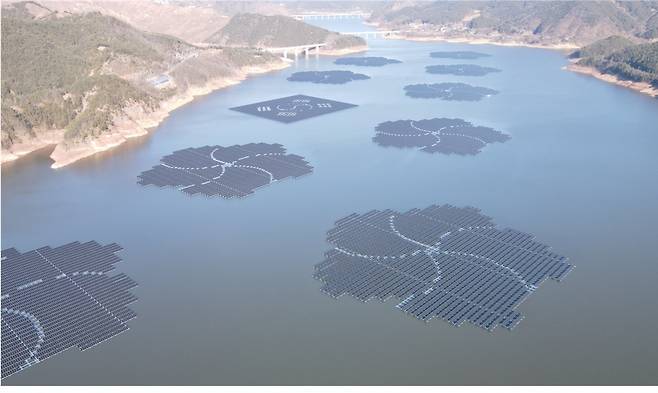 임하댐 수상태양광 단지 중 임동면 일대에 조성한 약 30MW 규모의 설비 모습. 인근 임하면 일대에 약 17.2MW 규모의 무궁화 모형 6블록 설비가 설치돼 있다./사진=수자원공사 제공