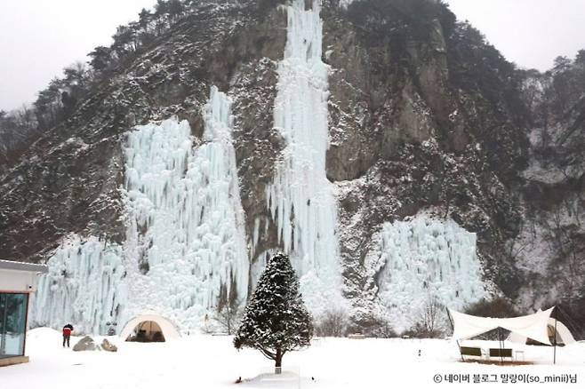 매서운 추위가 만들어낸 빙벽이 겨울 여행객들의 발길을 사로잡고 있다. 사진은 원주 '스톤크릭' /사진=한국관광공사.