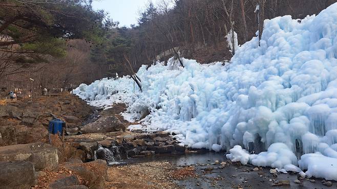대구 비슬산 자연휴양림 속 얼음동산에서는 깊은 산세 속에서 자연 그대로 얼어붙은 빙벽을 만날 수 있다. /사진=한국관광공사