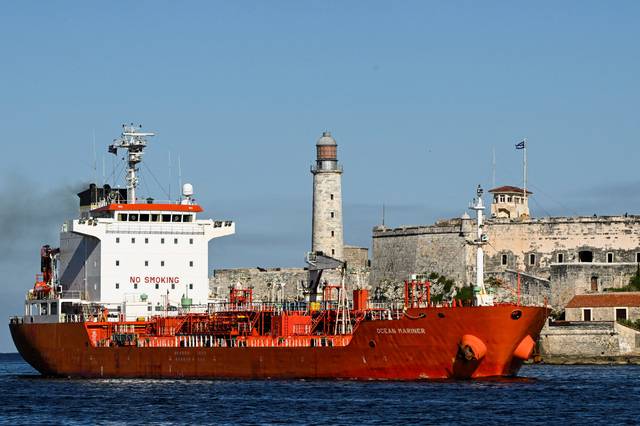 라이베리아 선적 오션마리나 유조선이 멕시코 베라쿠르즈주의 페멕스 석유화학단지에서 석유를 싣고 있다. 이 선박은 9일 쿠바 아바나에 입항했다. 로이터 연합뉴스