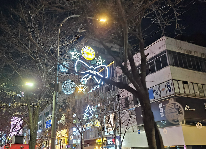 서울 서대문구 한 거리, 일루미네이션 조명이 빛나고 있다. 김광우 기자.