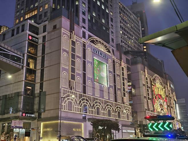 서울 중구 명동의 한 건물이 각종 조명 장식으로 밝게 빛나고 있다. 김광우 기자.