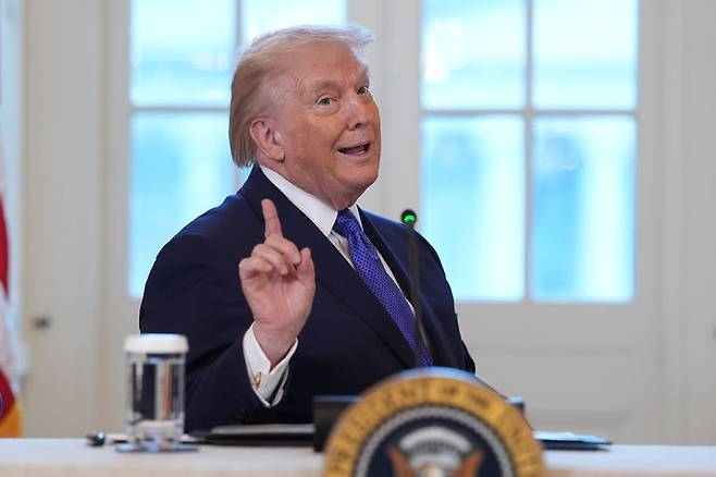 [워싱턴=AP/뉴시스]도널드 트럼프 미국 대통령이 9일(현지 시간) 백악관 이스트룸에서 석유기업 대표들과 간담회를 진행하며 발언하고 있다. 2026.01.10.