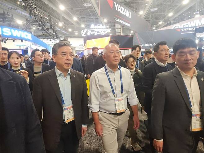 [라스베이거스=뉴시스] 정의선 현대차그룹 회장과 장재훈 현대차그룹 부회장이 6일(현지시간) 미국 라스베이거스 컨벤션 센터 웨스트 홀에서 열린 CES 2026 현장을 둘러보는 모습. (사진=이창훈 기자) 2026.01.06 photo@newsis.com *재판매 및 DB 금지 *재판매 및 DB 금지